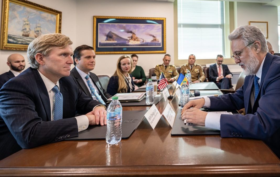 Colby Elbridge i-a informat pe Marius Lazurca şi generalul Ghiorghiţă Vlad despre reducerea numărului de militari americani din România, în viitor. Subsecretarul Departamentului de Război a publicat pe X detaliile întâlnirii – Aleph News
