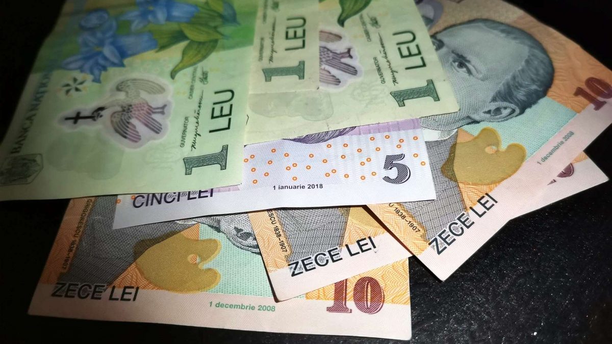 Leul s-a depreciat marți în raport cu euro și dolarul american