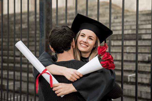 Femeile găsesc tot mai greu parteneri cu același nivel de educație, iar tot mai mulți bărbați flirtează cu Inteligența Artificială. Trei studii arată cum se schimbă relațiile în era A.I.