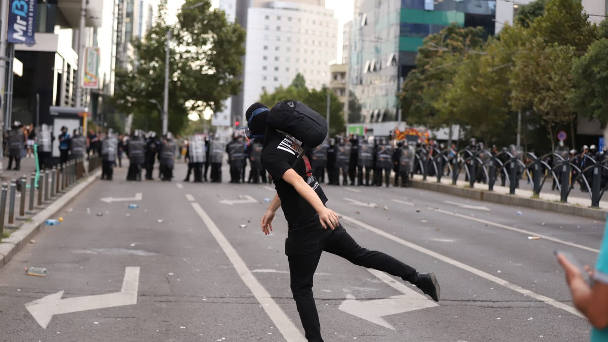 Instigator la violențele din Piața Victoriei, prins cu un pistol în mașină. Bărbatul va fi adus la București