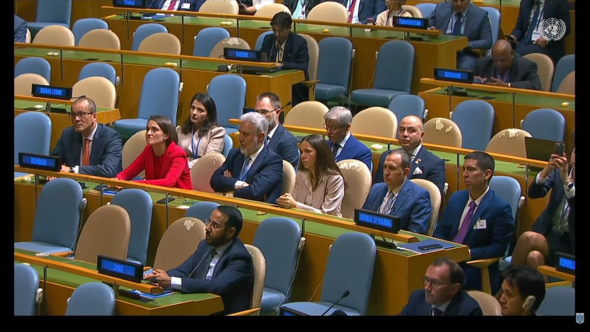 Dacian Cioloș, Mirabela Grădinaru, Oana Țoiu și Marius Lazurca, în sala unde Nicușor Dan a vorbit la Adunarea Generală a ONU de la New York