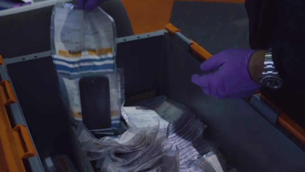 Un telefon a început să sune. Așa a căzut rețeaua care a scos 40.000 de aparate din Marea Britanie