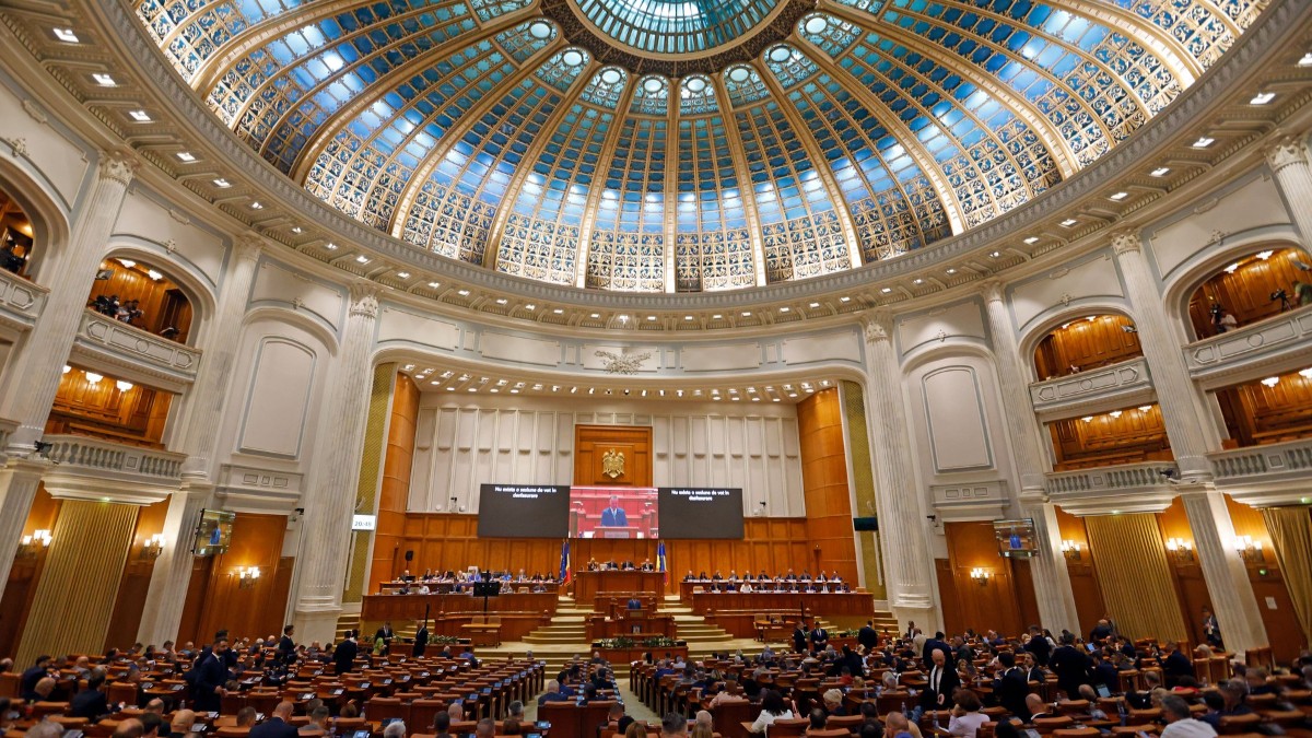 Câți dintre români se tem de o criză economică și cred că țara merge într-o direcție greșită