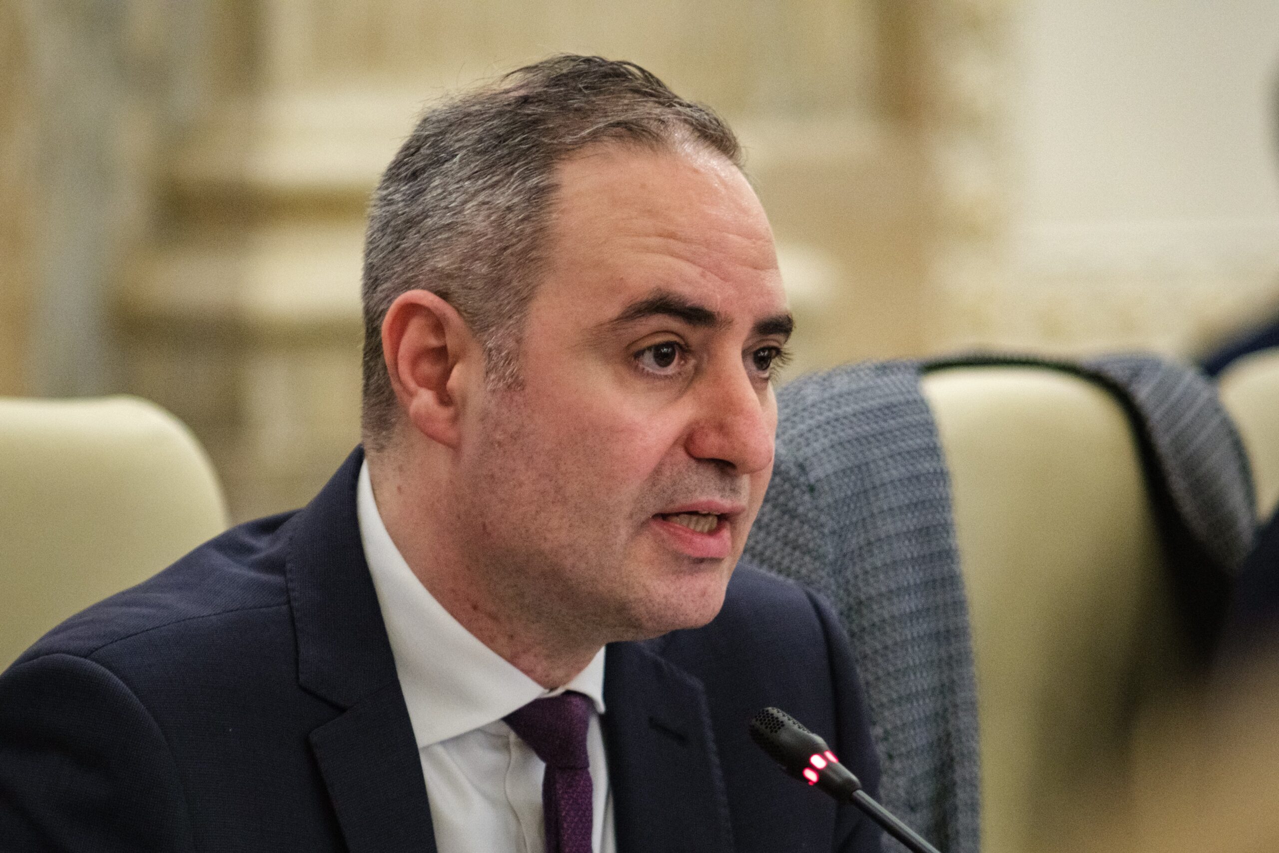 Ministrul Finanţelor, chemat în Camera Deputaţilor să explice situația bugetară reală. Miza din spatele invitației la „Ora Guvernului”