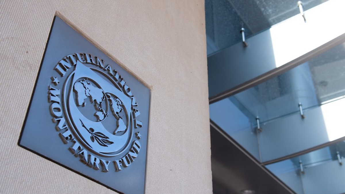 FMI prognozează o recesiune în 2026 și o inflație crescută. Șomajul va ajunge la 6,5%