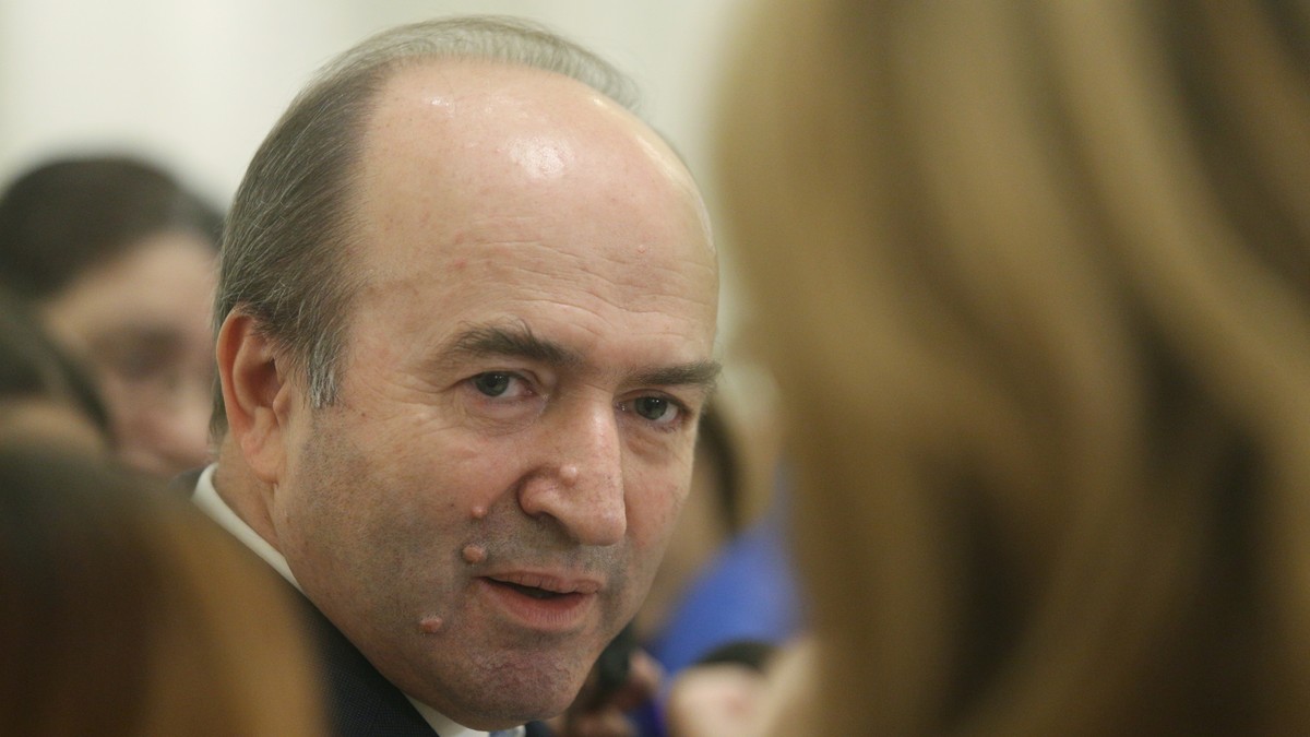 Alexandru Toader, fiul fostului ministru al Justiției Tudorel Toader, a fost reținut, fiind acuzat că ar fi hărţuit sexual două studente. Reacția tatălui său