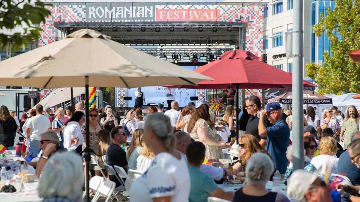Mici și sarmale la doi pași de Silicon Valley. Cine e cântăreața româno-americană care a organizat un festival în SUA