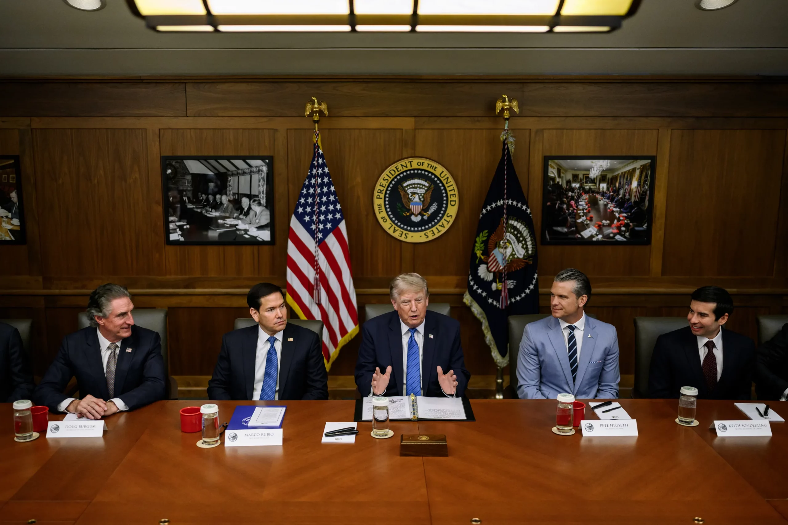 Consilierii lui Trump pe securitate națională au discutat în secret, la Camp David, următorii pași în războiul cu Iranul. Pentagonul dislocă noi forțe în Orientul Mijlociu