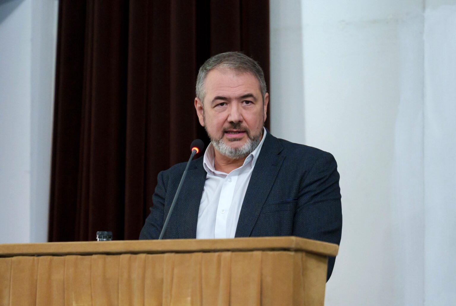 Ministrul Educației, Sorin Costreie, vrea telefoanele scoase din clase