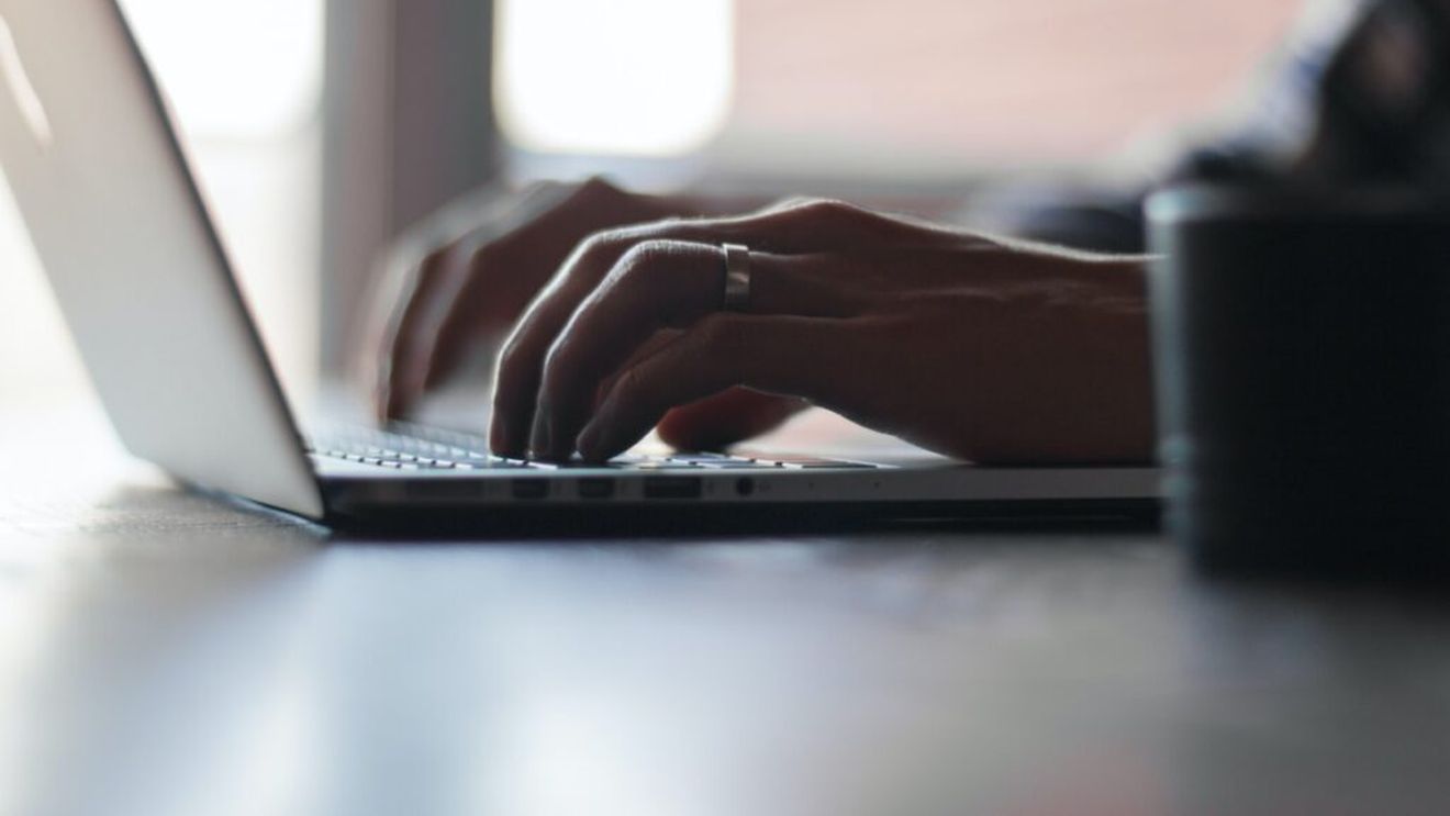România investește miliarde de euro în digitalizare, dar cetățenii continuă să piardă timp la ghișeu